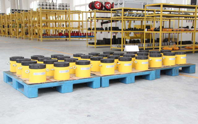 一批薄型螺母鎖定液壓千斤頂即將出口海外