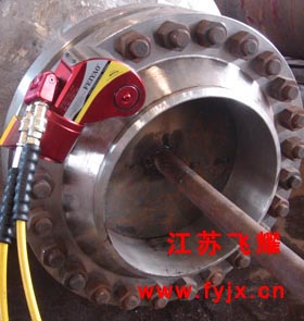 驅(qū)動式液壓扭矩扳手螺栓緊固現(xiàn)場圖